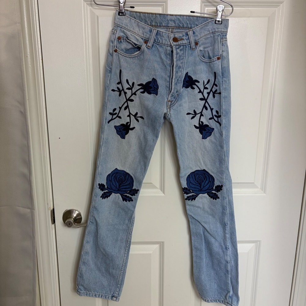 Bliss and Mischief Embroidered Rose Straight Leg Jeans Light Wash Blue Size 25